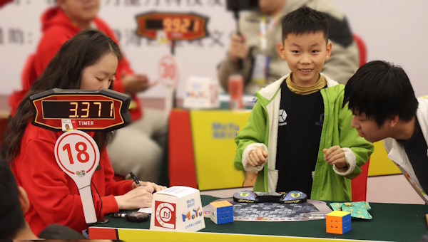 xuanyi geng 3.84&nbsp;seconds rubik record average